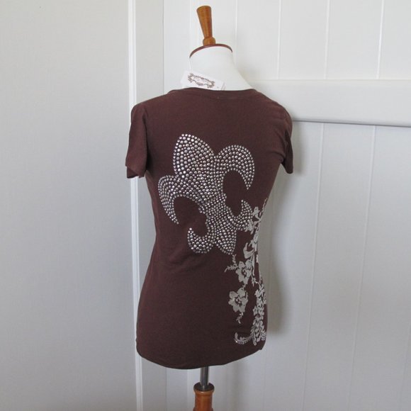 Kendra Duck | Fleur-de-lis V-Neck Tee - Picture 3 of 6